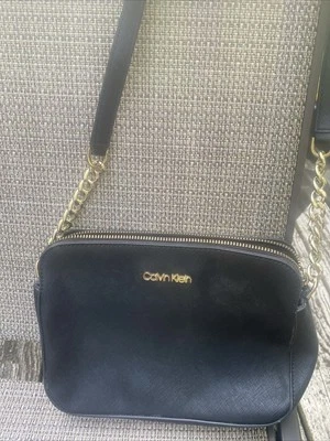 Bolsa tiracolo Calvin Klein preta alça corrente ajustável - Imagem 1 de 4