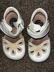 Livie and Luca Baby Girls Patent Leather White Petals Shoes sz 7C - Picture 1 of 5