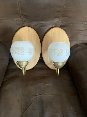 复古一对 2003 Bertch 橱柜制造厂 木质浴室壁灯磨砂 — 第 1/4 张图片