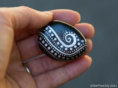 Roca/Piedra pintada a mano - Pintura a puntos - Espiral - Diseño plateado Foto 1 de 4