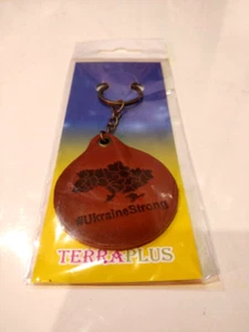 Llavero recuerdo ucraniano 100 % cuero genuino - "Ucrania fuerte" - anillo de acero - Imagen 1 de 3