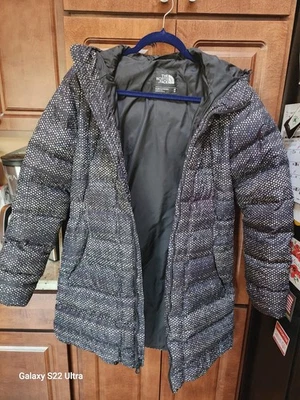 Damas North Face Puffer Chaqueta Negra con Lunares Multicolores Foto 1 de 4