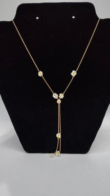 Un delicado collar de cadena de oro con dijes de margarita con cuentas Foto 1 de 4