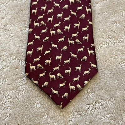 ARTEFACTOS DE MUSEO Ciervo Cierva o Cervatillo Estampado Hecho a Mano 100% Seda Corbata Granate Borgoña Foto 1 de 4