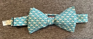 NUEVO CON ETIQUETAS VINEYARD VINES PAJARITA AZUL PARA HOMBRE PECES MAR 100% SEDA $55 - Imagen 1 de 4