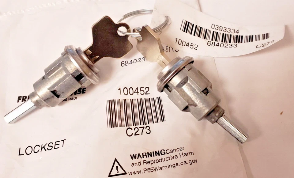 ~ CONJUNTO NOVO EM FOLHA DE FECHADURAS DE PORTA KENWORTH COM CHAVE IGUAL com 2 CHAVES DE METAL - Imagem 1 de 3