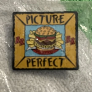 Prendedor de solapa RR Red Robin FOTO PERFECTA RARO DE COLECCIÓN HAMBURGUESAS PAPAS FRITAS EN MARCO - Imagen 1 de 1