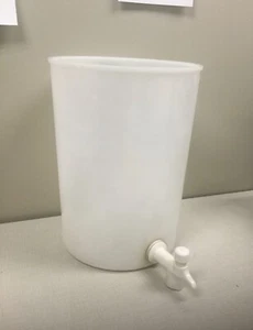 Continental Kunststoff 8 QT Kunststoff Becher Behälter mit einem Zapfen - Bild 1 von 2