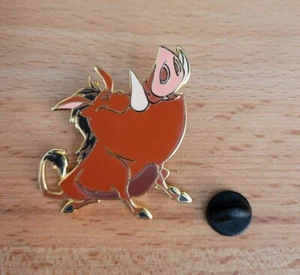 Prendedor comercial Disney 2002 PUMBAA El Rey León (retirado) prendedor esmaltado sentado Pumba - Imagen 1 de 3