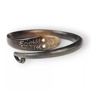 Antiguo Brazalete Victoriano Bypass Serpiente Tallado Cuerno de Búfalo PEQUEÑO Marrón Oscuro 7.5" - Imagen 1 de 12