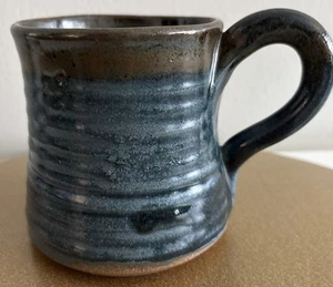 Handgefertigte Keramik Kaffeebecher blau/braun Künstler signiert 12 Unzen - EUC - Bild 1 von 9