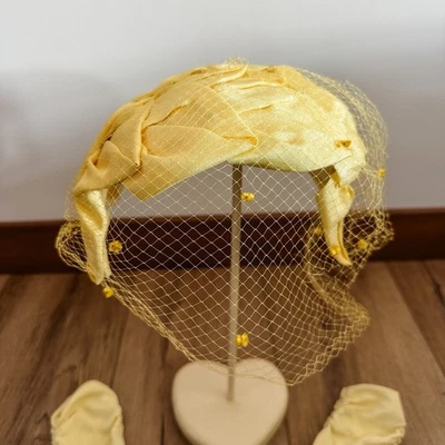 De Colección Años 50 Amarillo Canario Malla Velo Floral Medio Sombrero Fascinador y Guantes a Juego Foto 1 de 4