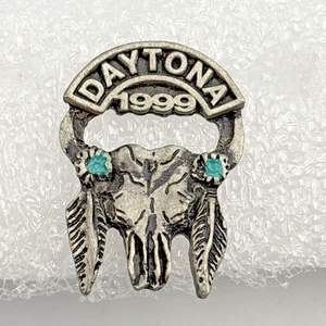 Vintage 1999 Daytona Bike Week Motorrad Rallye Anstecknadel Zinn Totenkopf & Feder - Bild 1 von 4