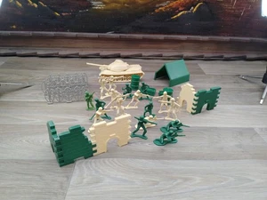 VINTAGE KUNSTSTOFF ARMEE SPIELSET PANZER ZELT ZAUN WAND FÄSSER SOLDATEN MUNITIONSKISTEN  - Bild 1 von 12