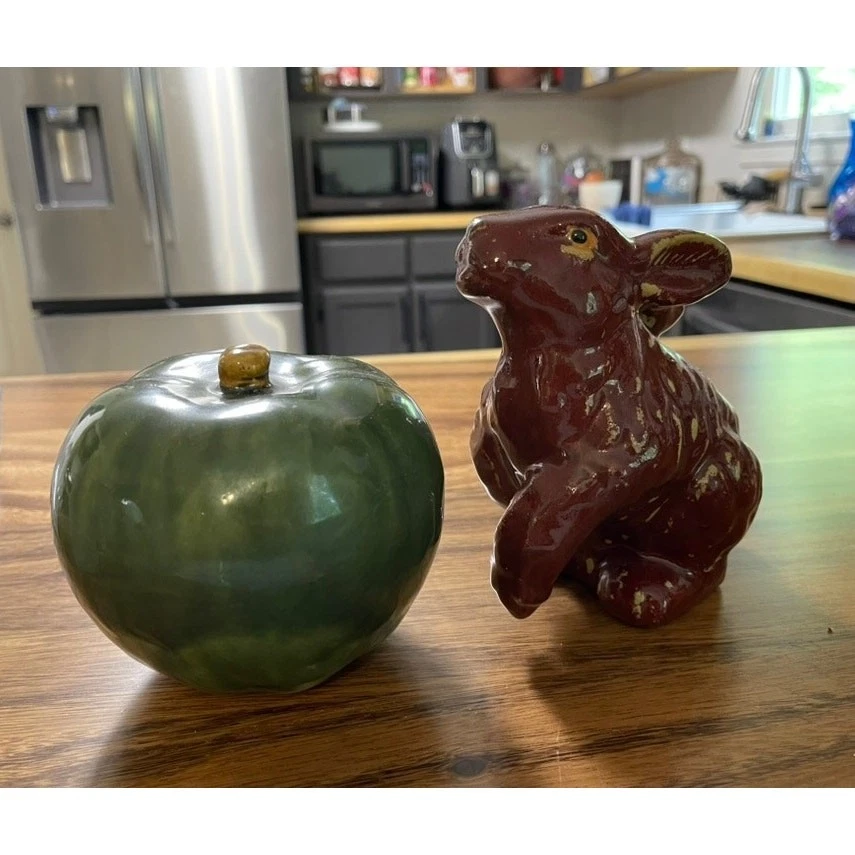 Estatuillas grandes de conejo y manzana verde vintage de cerámica marrón de porcelana Foto 1 de 4