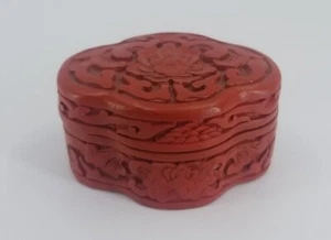 Vintage chinesische rote Zinnober Schmuckschatulle geschnitzter Lack Schmuckstück 2 1/2x1 3/4x1 3/8 - Bild 1 von 6