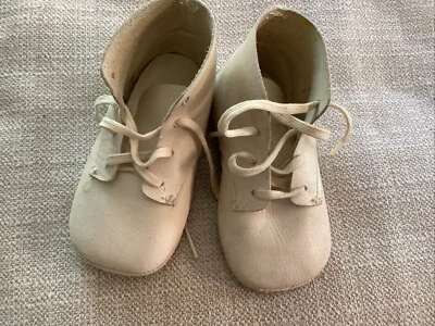 Zapatos de bebé o muñeca blancos vintage 1970 con cordones de cuero de caña alta Foto 1 de 4
