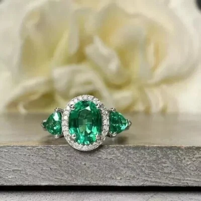 Anillo de boda con halo de esmeralda verde simulado de corte ovalado de 2,20 quilates enchapado en oro blanco de 14 k Foto 1 de 4