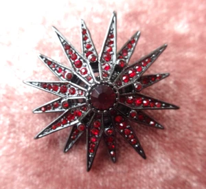 VINTAGE ATOMIC SUNBURST BROOCH PIN RED RHINESTONES METAL POINTED STAR LOVELY! - Picture 1 of 9