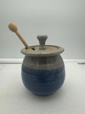 Olla de tarro de miel de cerámica artística hecha a mano con esmalte de goteo de cucharón de madera  Foto 1 de 4