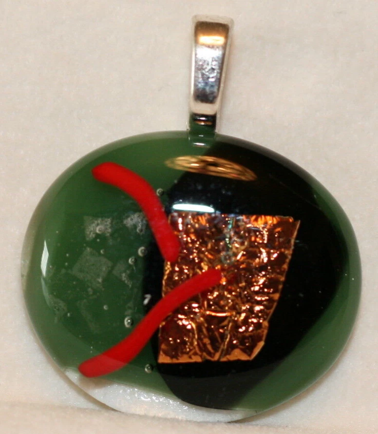 Collar colgante de vidrio dicroico fundido - mezcla verde jade, rosa, negro y rojo #416 Foto 1 de 1