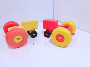 Juego de dos tractores agrícolas Fisher Price Little People de colección rojo amarillo - Imagen 1 de 5