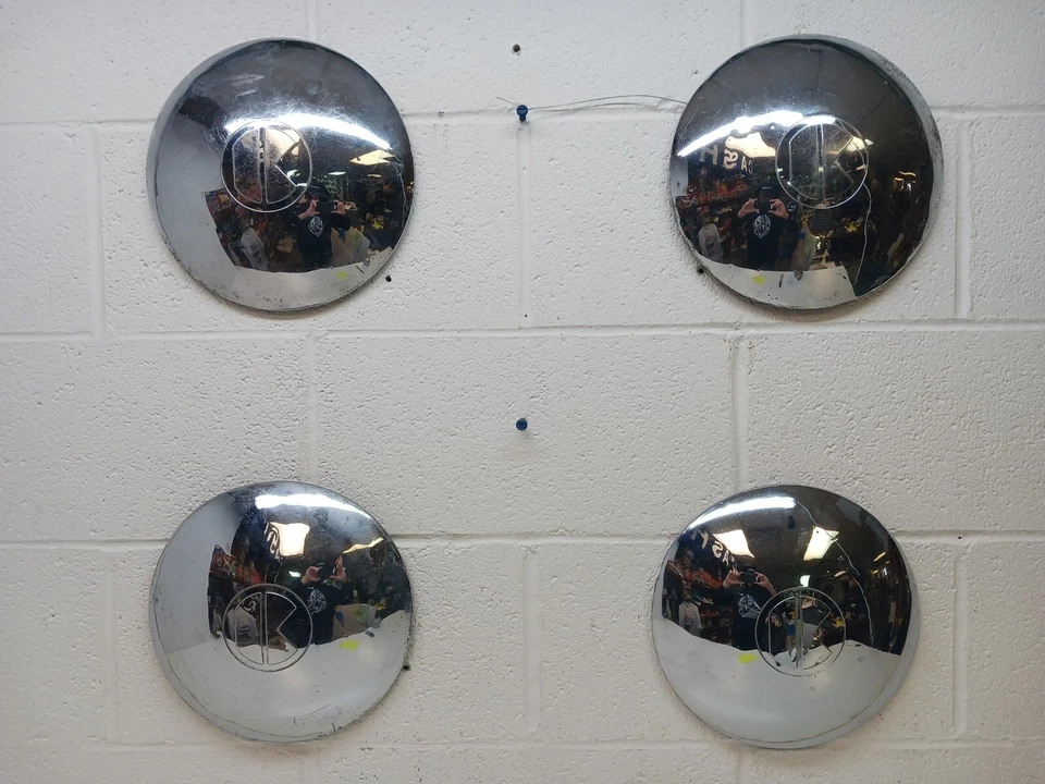 Juego de 4 tapacubos de plato para perros de 10" Kaiser 1949 (SR252) usados OEM Foto 1 de 4