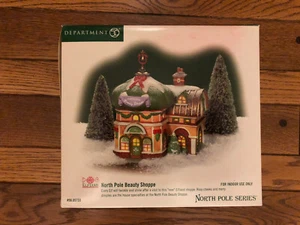 DEPT 56 North Pole Beauty Shoppe Shop With Artificial Snow Trees 2001 Elf Land - Bild 1 von 3