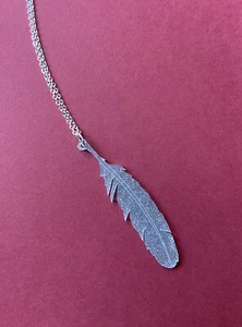 Colgante y cadena de pluma brillante en tono plateado de acrílico Wolf and Moon - Imagen 1 de 7