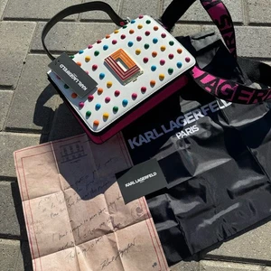 Bolso Bandolera KARL LAGERFELD PARIS Tachonado SOLAPA FRONTAL Punto Caramelo Gota de Goma NUEVO $228 - Imagen 1 de 15