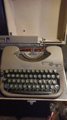 Máquina de escribir portátil vintage con estuche Oliver sin/placa de mensajería sin tinta NeedTLC LEER Foto 1 de 4