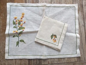 Vintage Hand Embroidered Yellow Pea Flower Cross Stitch Tray Cloth & Serviette - Bild 1 von 4