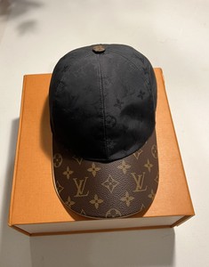black lv hat