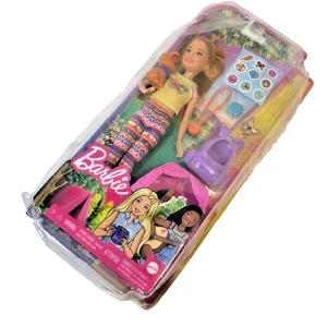 Barbie Ci vogliono Due Stacie Bambola Campeggio Playset -Bambola, Tenda Animali Domestici, Cucciolo, Adesivi - Foto 1 di 17