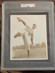 1934 Original News Photo Carl Hubbell (HOF) TYPE 1 PSA (Whimsical Wind-up) - Picture 1 of 2