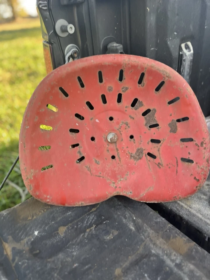 Antiguo asiento de tractor de metal para tractor de campo granero granja decoración de pared oxidada  Foto 1 de 3