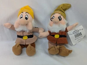 Juguete de peluche de 8 pulgadas Disney Blancanieves Sleepy Doc Dwarf Bean - Imagen 1 de 15