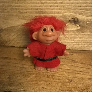 Bata de fieltro rojo cabello rojo ojos marrón-naranja Dam Troll de 5 pulgadas 1986 - Imagen 1 de 4