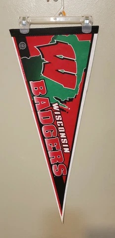 WISCONSIN BADGERS  VINTAGE NCAA FELT PENNANT 10/24/21 Cover