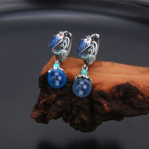 B25 Ohrringe Kreole mit buntem Fisch Kugel aus blauem Achat Silber 925 - Bild 1 von 5