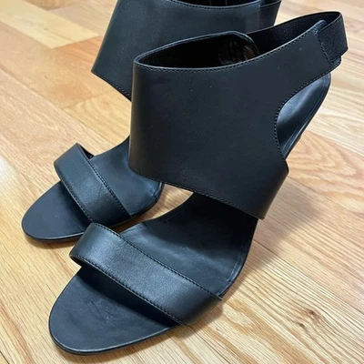 Sandálias Manolo Blahnik pretas tamanho 39 - Imagem 1 de 4