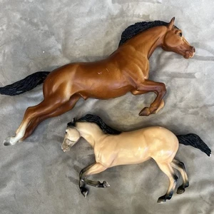 Breyer Pferde 2 Stück Springpferd braun hellbraun Hengste Pferd Spielzeug - Bild 1 von 24