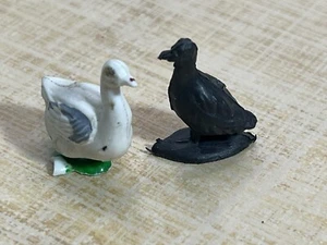 Patos de plástico vintage miniatura escala 1:12 blanco y negro - Imagen 1 de 4