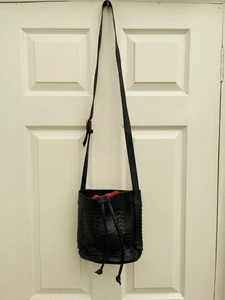 M&S Collection Umhängetasche schwarz Leder geflochten rot gefüttert Bucket hervorragender Zustand - Bild 1 von 6