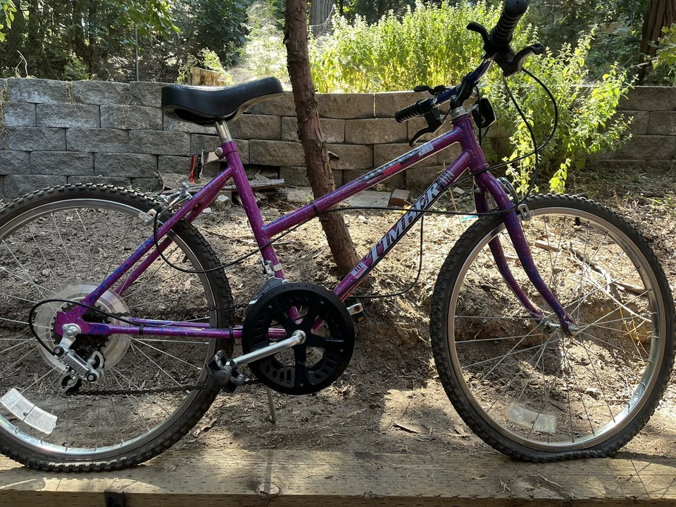 Bicicleta de Montaña Huffy Vintage Hecha en EE. UU. Damas 10 Velocidades 24” Salpicaduras de Pintura Años 80’s 90’s Foto 1 de 4
