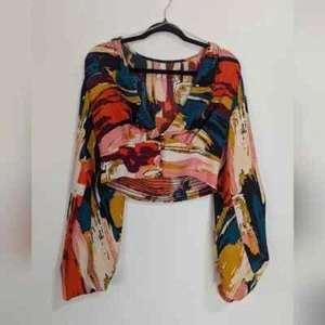 Blusa grande Truth NYC manga larga burbuja cuello en V recortada estampada - Imagen 1 de 9