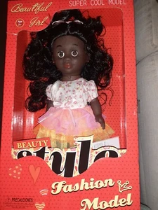 Hübsche 14" afrikanische Vinyl stehende Puppe im Ballettkleid neu im Karton. Alter 3+ - Bild 1 von 7