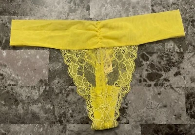 CALCINHA TANGA VINTAGE RARA VINTAGE MALHA DE RENDA FLORAL AMARELA GRANDE VICTORIA'S SECRET NOVA COM ETIQUETAS - Imagem 1 de 4