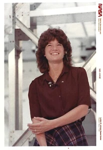 SALLY RIDE 8x10 NASA ORIGINAL ROTE SERIENNUMMER FOTO 1 - Bild 1 von 2