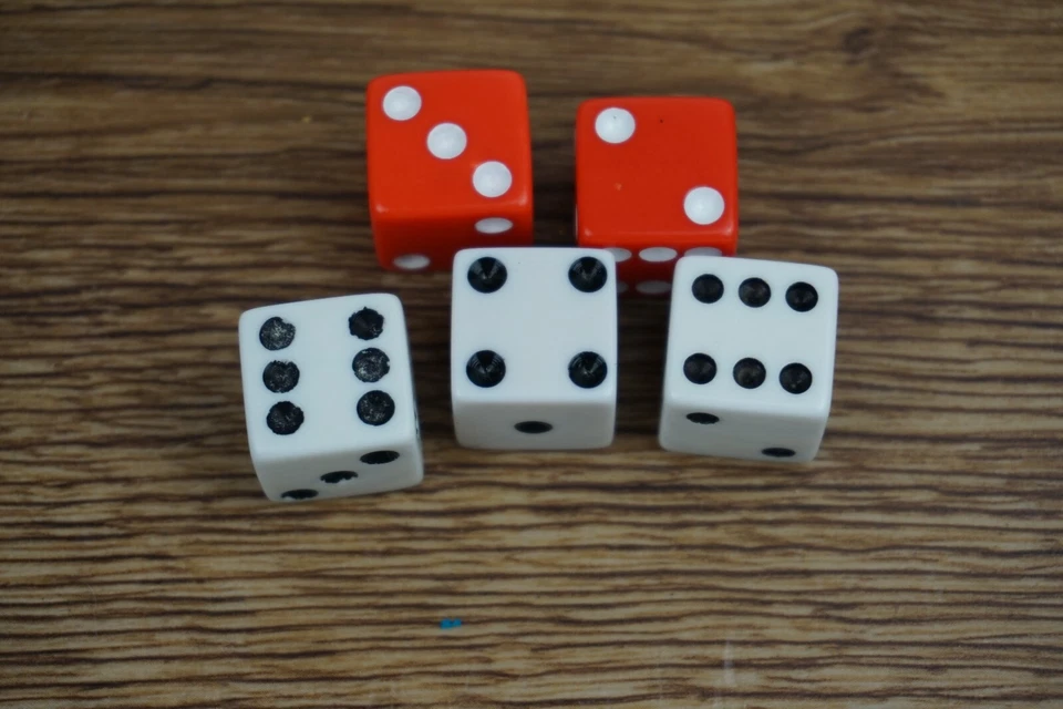 Juego de 5 dados de juego de mesa de riesgo de repuesto Foto 1 de 1